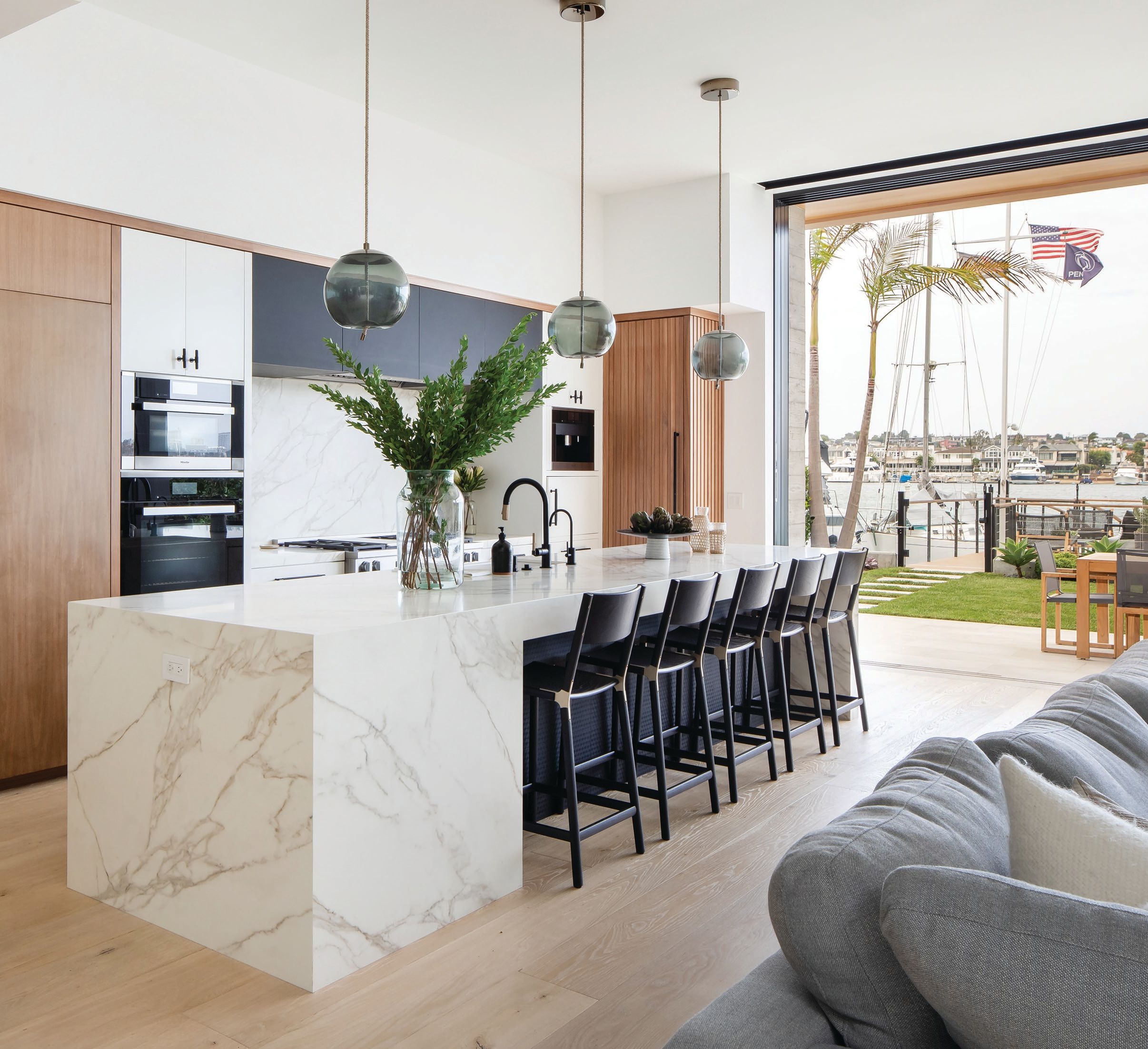 The gourmet chef’s kitchen invites up to five guests to take a seat at the sprawling
island PHOTOGRAPHED BY RYAN GARVIN